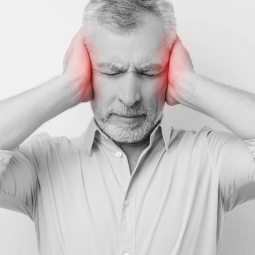 Мужчина держится за уши — повышенная шумовая нагрузка